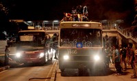 Mereka menyandera bus yg melintas di depan UKI.
