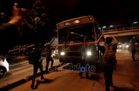 Mahasiswa meneghentikan kedaraan yg  hendak melintas.
