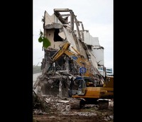 Sayang, ada oknum yang memanfaatkan perizinan sehingga peraturan sulit ditegakkan dan masalah semakin semrawut. Banyak gedung menyalahi fungsi dan peruntukan tapi lolos pengawasan.