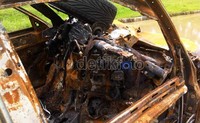 Kini mobil tersebut sudah tidak berbentuk akibat menabrak tiang papan reklame dan terbakar. Suspensi mobil patah, setir mobil sudah tidak pada tempatnya, ban kiri depan lepas dan sisa ban lainnya, termasuk ban serep, terbakar habis. Mesin mobil menekuk ke dalam, sementara jok dan interior mobil rusak dilalap api. Dhurandhara/detikcom.
