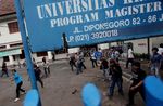 Demo BBM, Mahasiswa-Polisi Bentrok di Salemba