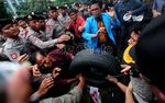 Demo BBM, Mahasiswa-Polisi Bentrok di Salemba