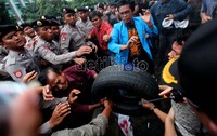 Rebutan ban bekas pun terjadi.