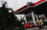 Namun apa yang diungkapkan oleh Jero Wacik tersebut tidaklah selalu dibenarkan masyarakat, pasalnya masih banyak masyarakat menengah ke bawah yang merasa keberatan atas kenaikan BBM tersebut. Seperti halnya seorang pengemudi angkutan umum yang mengungkapkan sangat menolak rencana kenaikan harga BBM tersebut pasalnya kenaikan harga tersebut akan berefek pada harga tarif angkutan yang ditariknya.