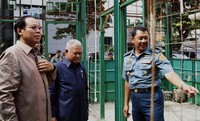 Menteri Pertahanan Purnomo Yusgiantoro (kanan) didampingi Menteri perumahan Rakyat  H Djan Faridz (tengah) mendapatkan penjelasan dari Dirjen Kekuatan Pertahanan Laksamana Muda TNI B Suwarto (kiri) saat meninjau rumah contoh usai penandatangan kerjasama di Jakarta, Senin (12/3). (Teguh)