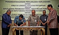 Menteri Pertahanan Purnomo Yusgiantoro (kanan) didampingi Menteri perumahan Rakyat  H Djan Faridz (kiri) menyaksikan penanda tanganan kerjasama yang dilakukan Dirjen Kekuatan Pertahanan Laksamana Muda TNI B Suwarto  (dua kiri) dengan para deputi Kemenpera. (Teguh)