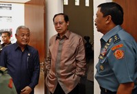 Menteri Pertahanan Purnomo Yusgiantoro (kanan) didampingi Menteri perumahan Rakyat  H Djan Faridz (tengah) mendapatkan penjelasan dari Dirjen Kekuatan Pertahanan Laksamana Muda TNI B Suwarto (kiri) saat meninjau rumah contoh. (Teguh)