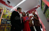 Chief Operating Officer (COO) Grouppe Danone, Bernard Hours(kiri), dan Presiden Direktur Sari Husada Boris Bourdin (kanan), meresmikan tampilan baru area penjualan produk untuk keperluan bayi dan balita atau Mini Baby Universe  (Dunia Si Kecil), digerai mini market Alfamart Bukit Duri Selatan, Jakarta.