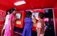 Project Mini Baby Universe, bertujuan menciptakan pengalaman belanja yang nyaman dan unik bagi konsumen dan pembeli produk bayi khususnya para ibu. Tampak Gerai mini Alfamart Bukit Duri Selatan, Jakarta, juga menyediakan fasilitas permainan game kepada anak-anak yang datang.