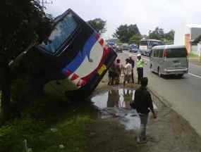 Bus Rombongan Jamaah Asal Pasuruan Terperosok di Semak-semak