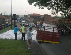 Truk Muat Kalsium Terguling, Porong Macet 5 Km