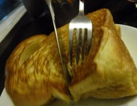 Pendamping berbagai minuman kopi ada aneka cemilan. Salah satunya roti bakar tebal yang dioles dengan srikaya yang legit. Nyam nyam!