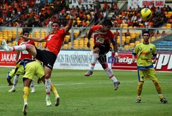 Pemain Persija Jakarta Bambang Pamungkas (kedua dari kanan) dan Pedro Javier (kedua dari kiri), menghantarkan kemenangan untuk timnya.