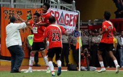 Pelatih Persija Jakarta Iwan Setiawan (kiri), merayakan kemenangan bersama pasukannya.