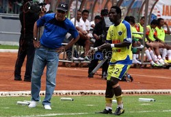 Pelatih Gresik United Fredy Muli (kiri), tengah mendengarkan keluhan dari pemainnya James Lomel (kanan).