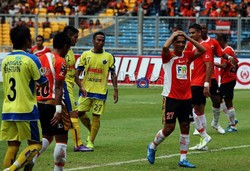Pemain Persija Jakarta Rahmad Afandi (kanan) dengan ekspresi kecewa, usai gagal memanfaatkan peluang gol.