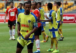 Kapten tim Gresik United Uston Nawawi, tidak bisa berbuat banyak setelah timnya dikalahkan Persija Jakarta 2-0.