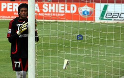 Meski tampil luar biasa, penjaga gawang Gresik United Hery Prasetya, akhirnya harus kebobolan dua gol.