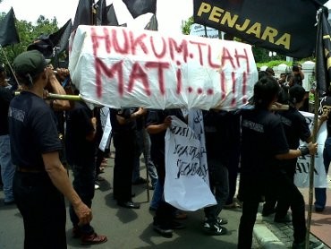 Rusuh, Demo di Depan MA Dibubarkan Paksa Aparat
