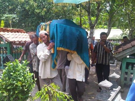 Jenazah Eka Dimakamkan, Ibu Pingsan