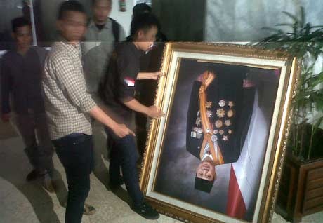 Prang! Bingkai Foto SBY di DPR Dipecahkan Mahasiswa Pemrotes BBM Naik