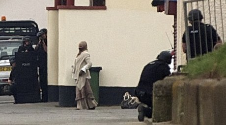 Dicurigai Bawa Bom, Wanita Bercadar Ditahan Polisi Inggris