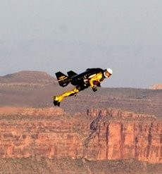 Kisah JetMan, Pria yang Terbang Bagaikan Burung Bersayap Jet