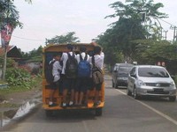 Meski berbahaya, sopir angkot tersebut tidak menegur siswa-siswa itu. Ini terjadi di daerah Tanjung Morawa, Medan.