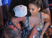 Casper terlihat genit meletakkan tangannya di atas dada J-Lo. (Foto: Exposurephotos.com)