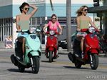 Naik Scooter, Selena Gomez Seksi Berbikini