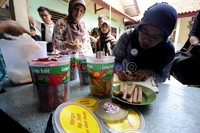Petugas memeriksa makanan yang dijual di kantin Sekolah Dasar (SD) Negeri 07 Pagi, Kampung Bali, Tanah Abang, Jakarta.