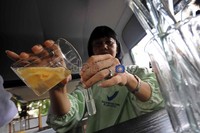 Pemeriksaan tersebut dilakukan di dalam mobil laboratorium pengawas jajanan anak sekolah.
