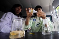 Sejumlah jajanan diperiksa oleh petugas BPOM di dalam mobil laboratorium.