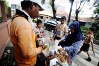 Selain kantin, petugas juga memeriksa jajanan yang dijual di sekitar sekolah. Pemeriksaan itu untuk memastikan jajanan tersebut aman dikonsumsi oleh anak-anak SD.