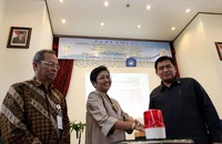 Menteri Kesehatan Endang Rahayu Sedyaningsih (tengah) menekan tombol sirine sebagai tanda diresmikannya pemanfaatan peralatan penunjang terapi dan diagnostik serta fasilitas Kanker di RS Dharmasi Kanker, Jakarta.