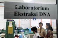 Menteri Kesehatan Dr Endang Rahayu Sedyaningsih (tengah) meninjau ruang laboratorium Ekstraksi DNA.
