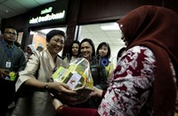 Menteri Kesehatan Dr Endang Rahayu Sedyaningsih (tengah) mendapatkan obat tradisional Sido Muncul untuk pemanfataan pencegahan Kanker di Satelit Obat Tradisional, RS Dharmais, Jakarta.