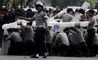 Polisi berusaha membubarkan massa. Bentrok pun terjadi antara polisi dan demonstran.