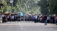 Pemblokiran jalan sekitar 15 menit ini yang mendorong polisi membubarkan secara paksa dan berakhir bentrok. Polisi dan mahasiswa saling serang ataupun lempar batu.