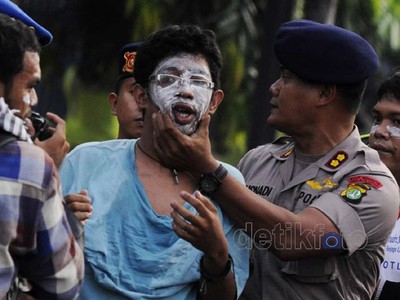 Polisi Tangkap Pendemo Tolak BBM Naik