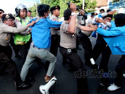 Demo BBM Naik, Polisi & Mahasiswa Saling Serang
