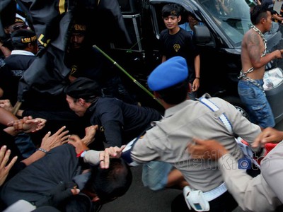 Demo di MA, Pendukung Bupati Eep Kocar-kacir