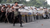 Polisi menembakan gas air mata.