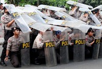 Polisi siaga dengan tameng. Untuk mengantisipasi lemparan batu oleh mahasiswa.