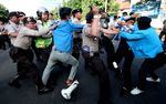Demo BBM Naik, Polisi & Mahasiswa Saling Serang