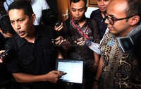 Charlie setalah keluar dari ruang sidang menjelaskan sebagaimana diterangkan saksi Dirgayuza Setiawan, mantan karyawan Apple, bahwa produk Apple tersebut telah terdapat sertifikasi Dirjen Postel dan manual berbahasa Indonesia dalam format digital di dalam produk iPad yang dijualnya.