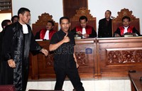 Charlie dibebaskan dari segala tuntutan dan dipulihkan nama baiknya. Biaya persidangan juga dibebankan kepada negara.