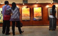 Lukisan-Lukisan karya Pelukis Indonesia Syahnagra Ismail, Sriwarso Wahono, serta pelukis China Guo Peng dipamerkan disini.