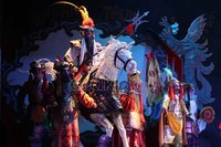 Sedikitnya tak kurang dari kurang lebih 300 orang terlibat dalam pementasan yang digelar oleh Teater Koma selama satu bulan full non stop.