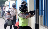 Penembakan dilakukan untuk membubarkan demonstran yang memblokir jalan.